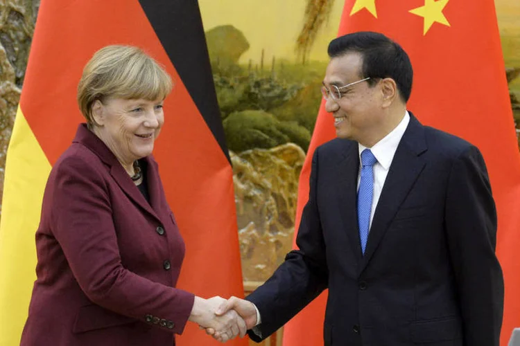 
	Chanceler alem&atilde; e primeiro-ministro chin&ecirc;s: Merkel come&ccedil;ar&aacute; hoje a sua oitava visita ao pa&iacute;s asi&aacute;tico com um encontro com Li e a assinatura de diversos acordos de car&aacute;ter econ&ocirc;mico e pol&iacute;tico
 (Reuters / Muneyoshi Someya)
