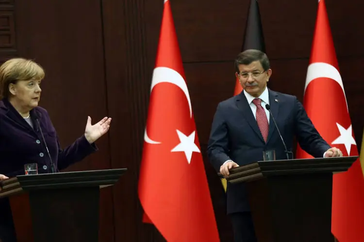 
	Merkel e Davutoglu: a chanceler da Alemanha e o primeiro-ministro da Turquia afirmaram ter certeza que a opera&ccedil;&atilde;o ser&aacute; bem-sucedida
 (Adem Altan / AFP)