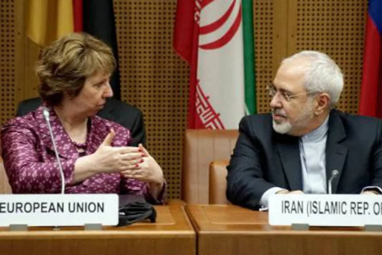 O chanceler iraniano Mohammad Javad Zarif e a representante europeia, Catherine Ashton (Joe Klamar/AFP)