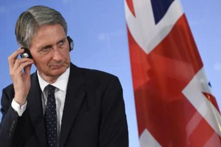 
	O chanceler brit&acirc;nico, Philip Hammond: &quot;estamos discutindo ativamente a manuten&ccedil;&atilde;o e a extens&atilde;o do regime de san&ccedil;&otilde;es com os alem&atilde;es&quot;
 (Tobias Schwarz/AFP)