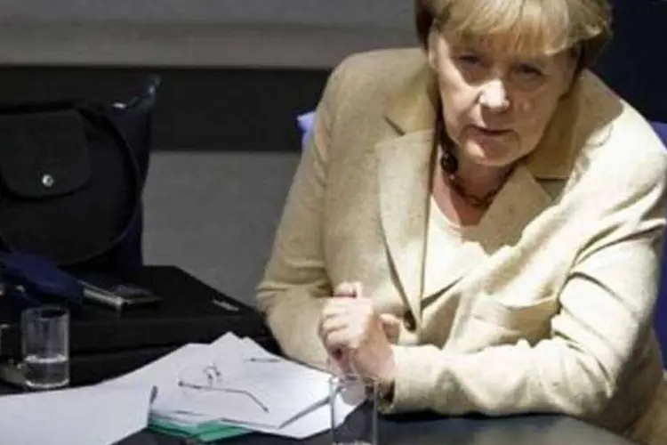 A chanceler Angela Merkel recebeu o apoio majoritário do Parlamento e o respaldo dos partidos da coalizão governamental e da oposição social-democrata e verde (John Macdougall/AFP)
