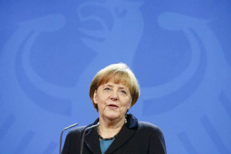 Merkel vê "caminho difícil" à frente sobre Grécia