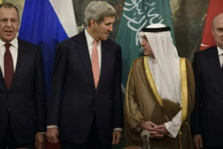 O chanceler russo, Seguei Lavrov, o secretário de Estado americano, John Kerry, o ministro das Relações Exteriores saudita, Adel Al-Jubeir, e o chaneler turco, Feridum Sinirlioglu, durante reunião em Viena (Brendan Smialowski/AFP)