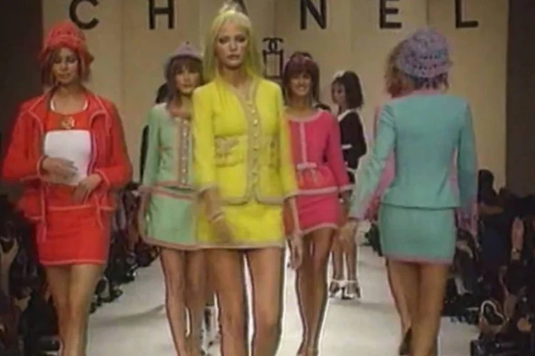 Modelos desfilando com o casaquinho de tweed em um clássico desfile da Chanel (Reprodução)