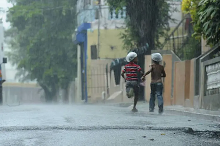 Tempestade tropical "Chantal", na República Dominicana: "Chantal" é a terceira tempestade tropical da temporada de furacões na bacia atlântica e deixará fortes chuvas em Porto Rico, nas Ilhas Virgens americanas, no sudeste das Bahamas, na República Dominicana e no Haiti. (REUTERS/Ricardo Rojas)