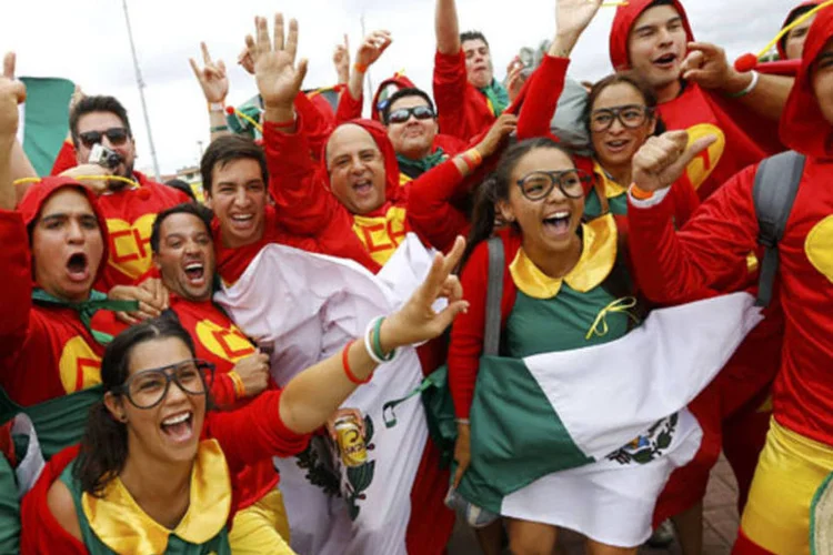 Torcedores mexicanos vestidos de Chapolin e Chiquinha (Kai Pfaffenbach / Reuters)