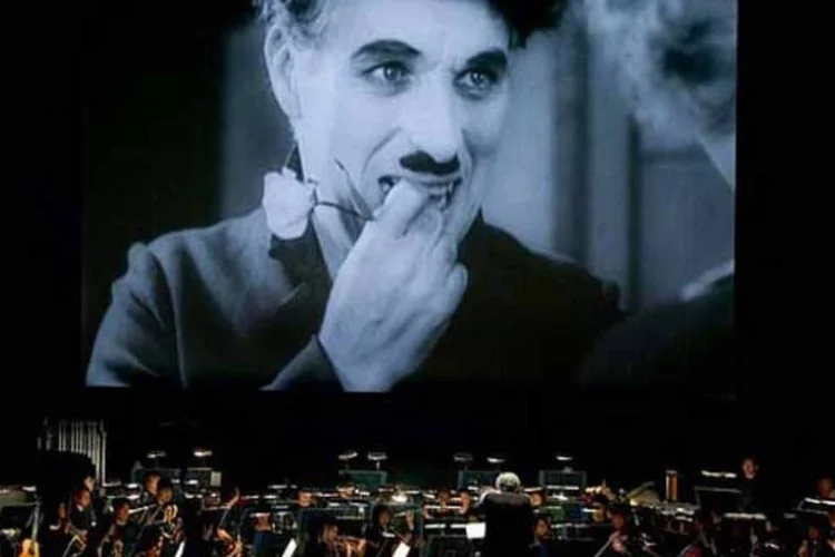 Exibição de filme de Charlie Chaplin: a maneira caricata do mestre do humor deve ser seguida na hora de bancar o engraçado nas apresentações (Creative Commons/Flickr/Omaniblog)