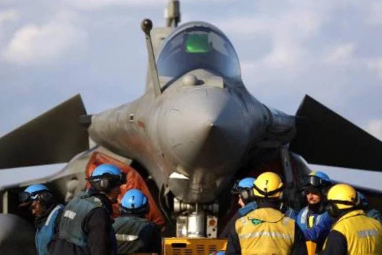 Técnicos no porta-aviões Charles de Gaulle: França é, junto à Austrália, um dos que fornece mais efetivos à coalizão de 32 países (Patrick Baz/AFP)