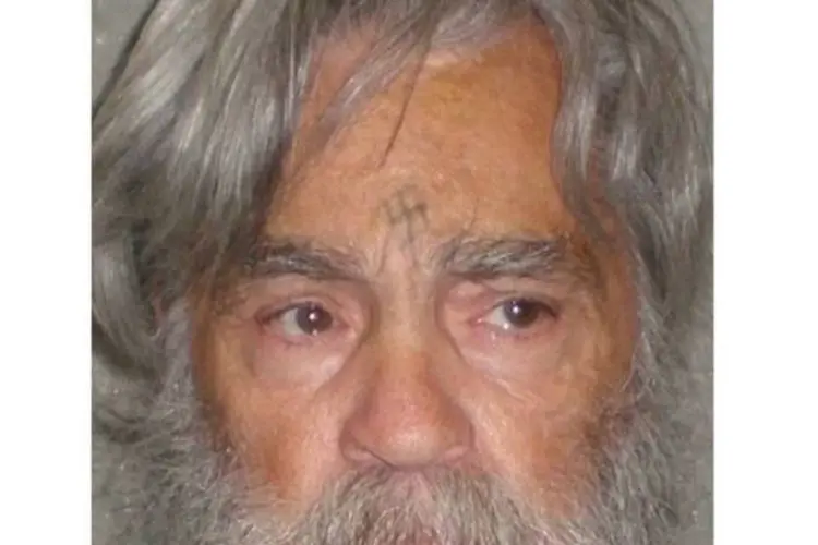 Em uma imagem de junho de 2011, o famoso psicopata de 77 anos tem uma vasta cabeleira e uma longa barba grisalha (AFP)