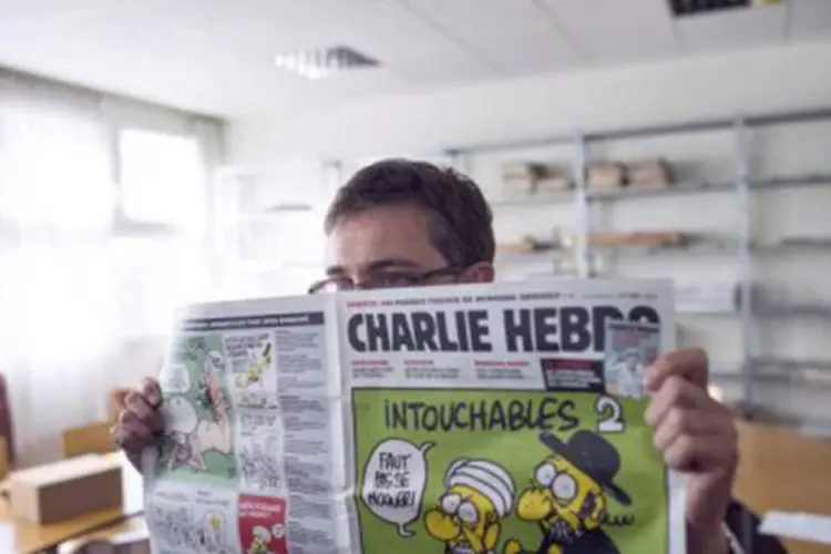 
	Editor da revista Charlie Hebdo&#39;s segura edi&ccedil;&atilde;o com caricatura
 (Fred Dufour/AFP)