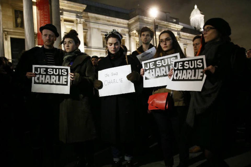 Multidão protesta em silêncio contra ataque ao Charlie Hebdo