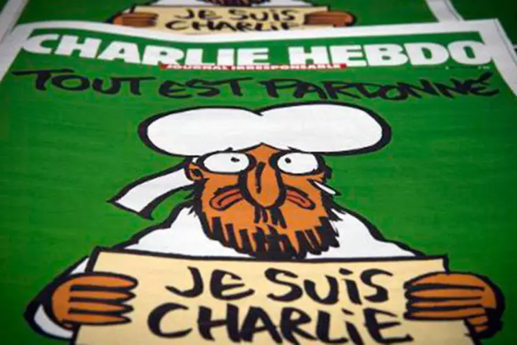 Exemplares de nova edição de Charlie Hebdo mostra profeta Maomé chorando e segurando cartaz "Eu sou Charlie" (Joël Saget/AFP)