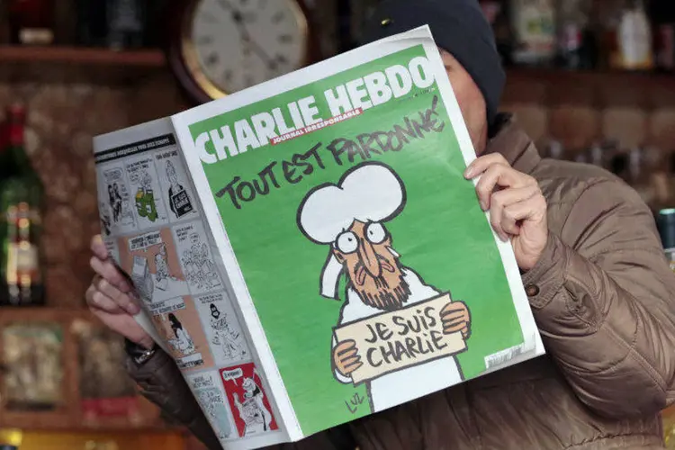 
	Homem l&ecirc; a nova edi&ccedil;&atilde;o do jornal Charlie Hebdo: mu&ccedil;ulmanos que mant&ecirc;m uma postura neutra diante dos atos como o realizado pelo jornal foram advertidos a &quot;temer por sua f&eacute;&quot;
 (Eric Gaillard/Reuters)