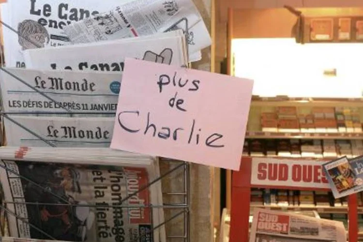 Uma placa indicando o esgotamento dos exemplares do novo número do semanário satírico francês Charlie Hebdo é vista em uma loja em Bordeaux (Jean Pierre Muller/AFP)