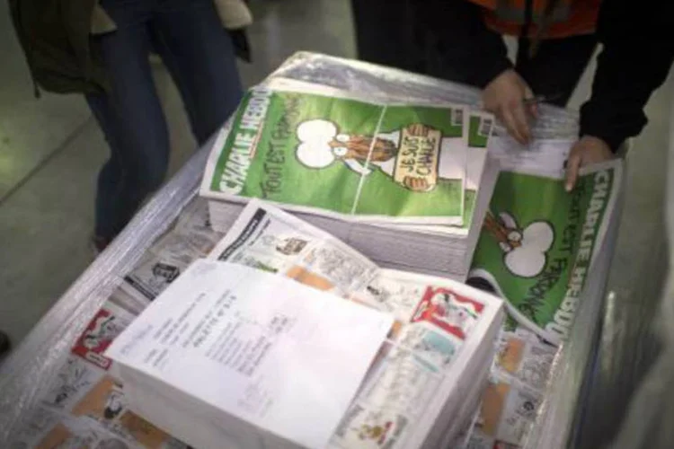 Exemplares do novo número do semanário Charlie Hubdo, em Paris (Martin Bureau/AFP)