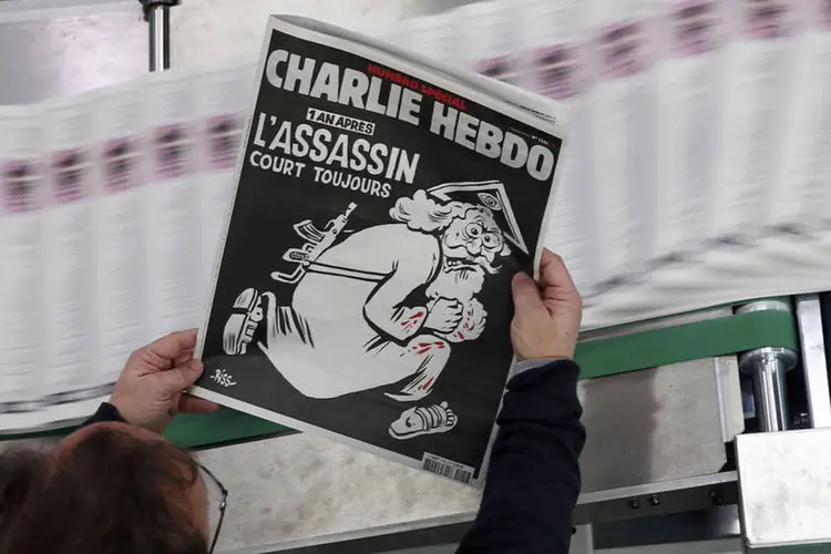 
	Charlie Hebdo: imagem aparece na edi&ccedil;&atilde;o que marca a data de um ano de ataque realizado em janeiro de 2015
 (Benoit Tessier / Reuters)