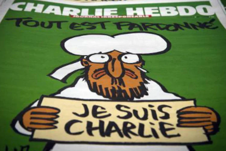 
	N&uacute;mero da Charlie Hebdo de 14 de janeiro de 2015: Luz desenhou a imagem de capa da primeira edi&ccedil;&atilde;o depois do ataque ao seman&aacute;rio
 (Joël Saget/AFP)