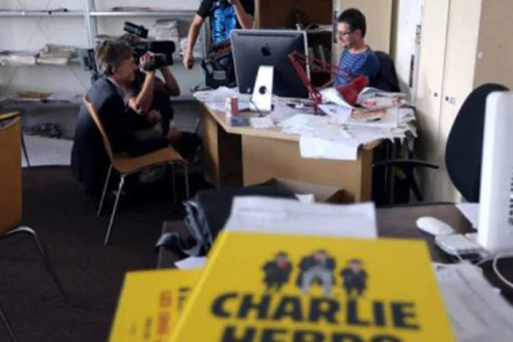 
	Reda&ccedil;&atilde;o da Charlie Hebdo: a revista, que viu a edi&ccedil;&atilde;o de 75.000 exemplares esgotar na quarta-feira, anunciou uma nova tiragem de 90.000 n&uacute;meros para sexta-feira
 (Thomas Samson/AFP)