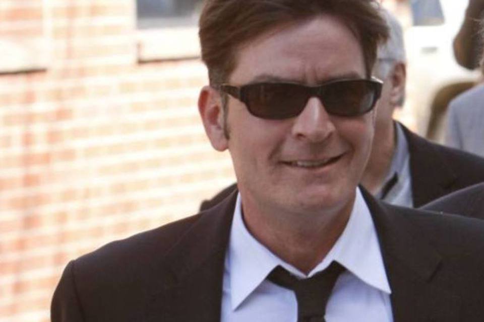 Charlie Sheen encerra Twitter com 8 milhões de seguidores