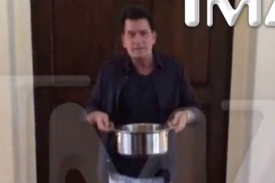 Charlie Sheen faz desafio do balde de gelo de modo inusitado
