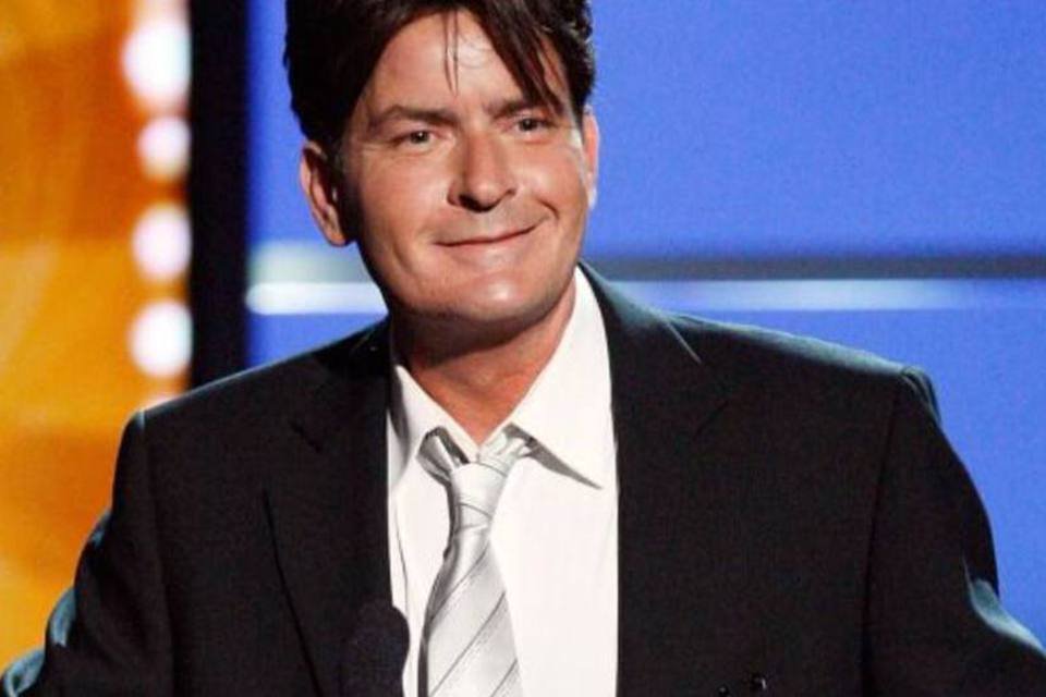 Dispensado pela Warner, Charlie Sheen negocia com a Fox