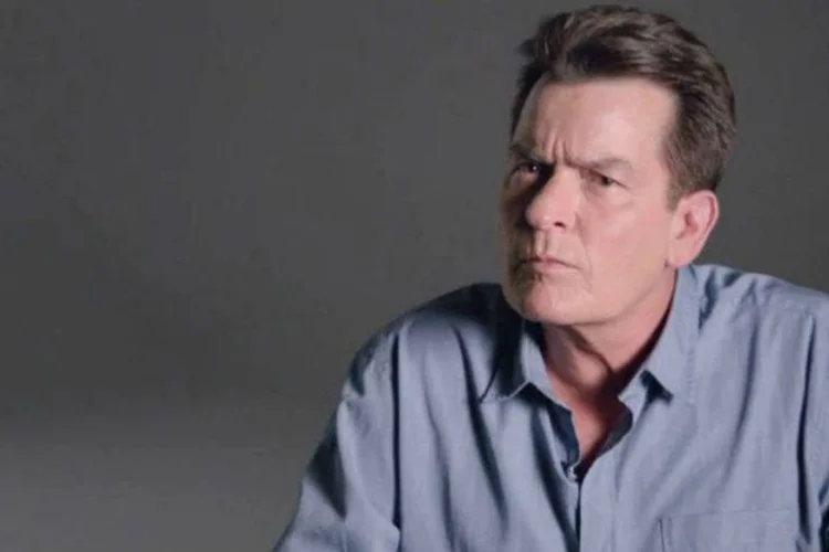 Charlie Sheen: porta-voz da marca Lelo, de preservativos (Reprodução)
