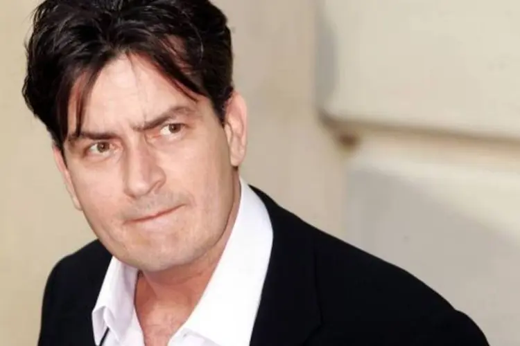 
	Charlie Sheen: atra&ccedil;&atilde;o j&aacute; anunciou oficialmente nas redes sociais que far&aacute; uma revela&ccedil;&atilde;o bomb&aacute;stica, mas n&atilde;o deu mais detalhes sobre o assunto
 (Getty Images/EXAME.com)