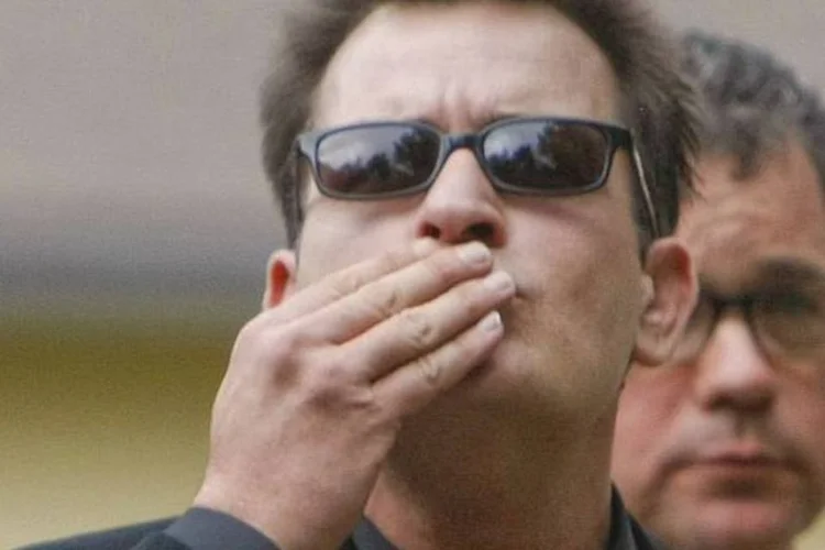 O ator Charlie Sheen procura ajuda para aumentar mais a sua participação nas redes sociais (Getty Images)