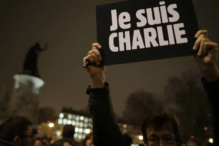 Homem segura uma placa que diz "Eu sou Charlie". Nesta terça-feira, centenas de pessoas foram às ruas de Paris para protestar contra o atentado ao jornal Charlie Hebdo que deixou 12 mortos (Reuters)