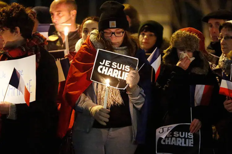 
	Pessoas em vig&iacute;lia em Washington seguram cartazes com dizeres &quot;Eu sou Charlie&quot; ap&oacute;s atentado a jornal sat&iacute;rico franc&ecirc;s
 (REUTERS/Jason Redmond)