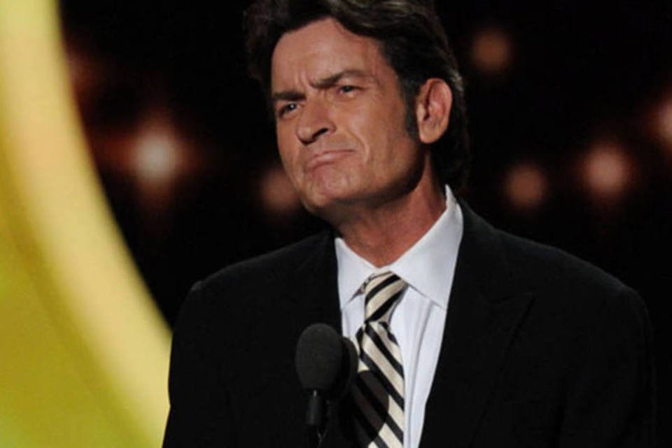 Charlie Sheen pede desculpas a Ashton Kutcher