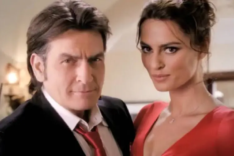 Charlie Sheen contracena com a modelo romena Catrinel Menghia (Reprodução)