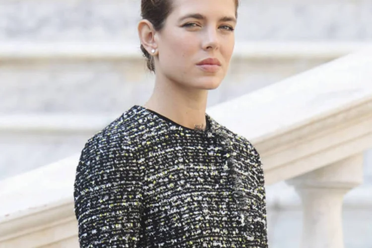 'Um batalhão de fotógrafos persegue Charlotte dia e noite, todos equipados com inúmeros objetos pesados. A princesa não sabe diferenciar se tratam de câmeras objetivas ou de armas' (Stephane Cardinale- PLS Pool/Getty Images)