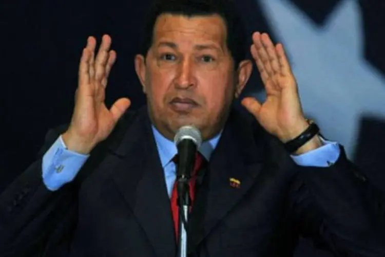 Chávez é um militar que passou à reserva, assumiu o poder em 1999 e foi reeleito em 2006 (.)