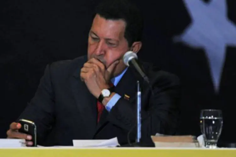 O presidente da Venezuela, Hugo Chávez, alertou a população sobre o afundamento via twitter (.)