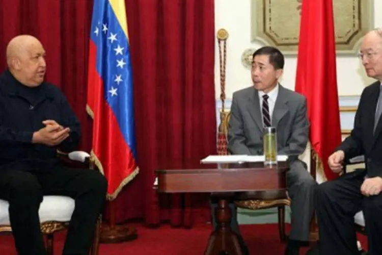 O presidente da Venezuela, Hugo Chávez, conversa com Chen Yuan, o presidente do Banco Chinês de Desenvolvimento, uma das principais instituições chinesas de financiamento (AFP)