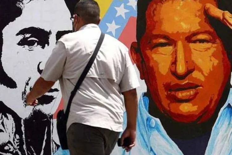 
	Ch&aacute;vez polarizou a regi&atilde;o; ao mesmo tempo, ajudado pela riqueza petrol&iacute;fera do pa&iacute;s, impulsionou a cria&ccedil;&atilde;o de organismos de integra&ccedil;&atilde;o e uma alian&ccedil;a bolivariana contra o&nbsp;&quot;imp&eacute;rio&quot; (Alba)
 (AFP / Geraldo Caso)