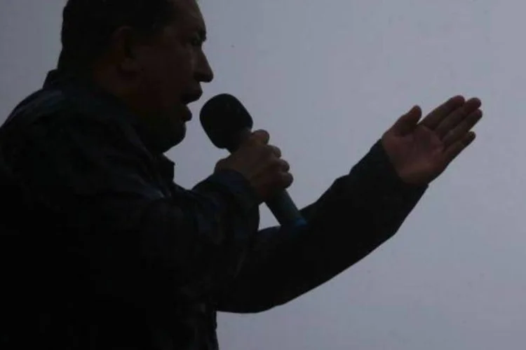 
	Hugo Ch&aacute;vez discursando em Caracas, na Venezuela: Capriles se dirigiu &agrave; imprensa para pedir a seus simpatizantes que aumentem o &acirc;nimo para a pr&oacute;xima jornada eleitoral&nbsp;
 (Jorge Silva/Reuters)
