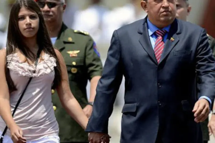 Hugo Chávez e sua filha partem de Caracas para Brasília: presidente da Venezuela se encontra com Dilma e participa de cúpula do Mercosul (Juan Barreto/AFP)