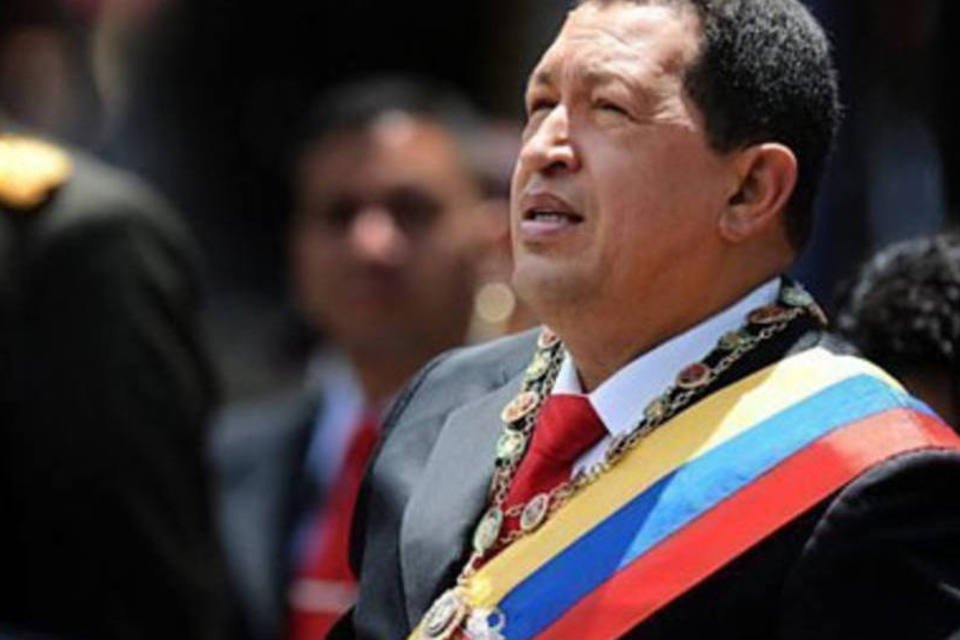 Ameaça de Chávez de não vender petróleo aos EUA seria suicídio