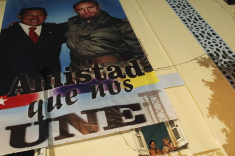 Pôster com imagem de Hugo Chávez (E) e Fidel Castro em Havana, onde acontece a Celac: Chávez morreu em março de 2013 devido a um câncer (Stringer/Reuters)