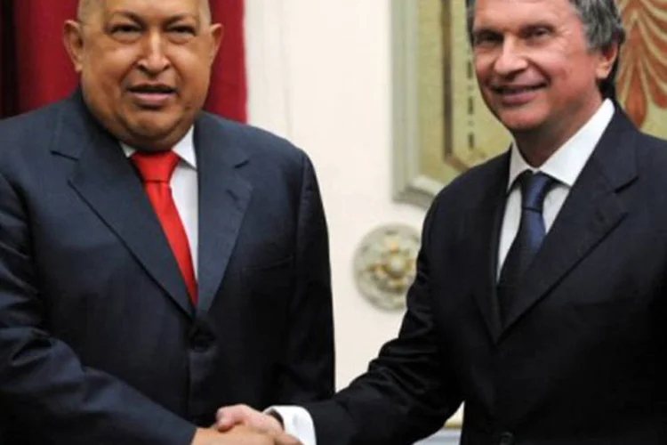 Hugo Chávez em cerimônia com o vice-primeiro-ministro russo Igor Sechin:  "Temos o direito de equipar nossas forças de defesa.(...) Estávamos desarmados. Muito obrigado, de verdade" (Juan Barreto/AFP)
