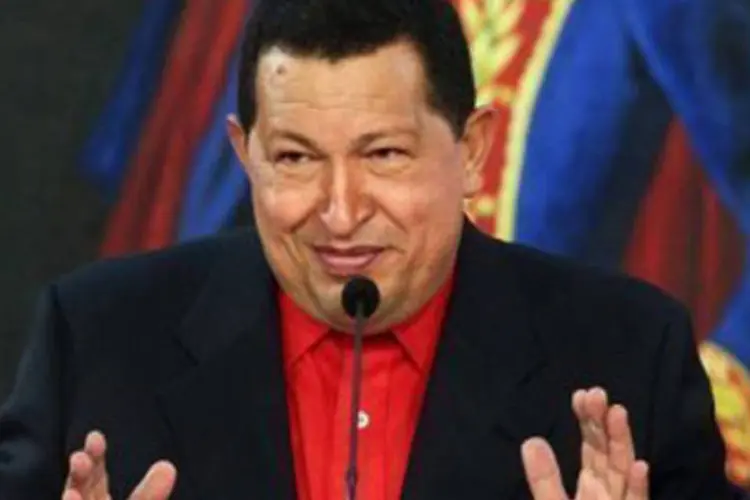 Hugo Chávez considera que preço justo do petróleo venezuelano deveria ser ao menos US$ 80 o barril, mas crise mundial abaixou a média em 2010 para US$59  (Ho/AFP)
