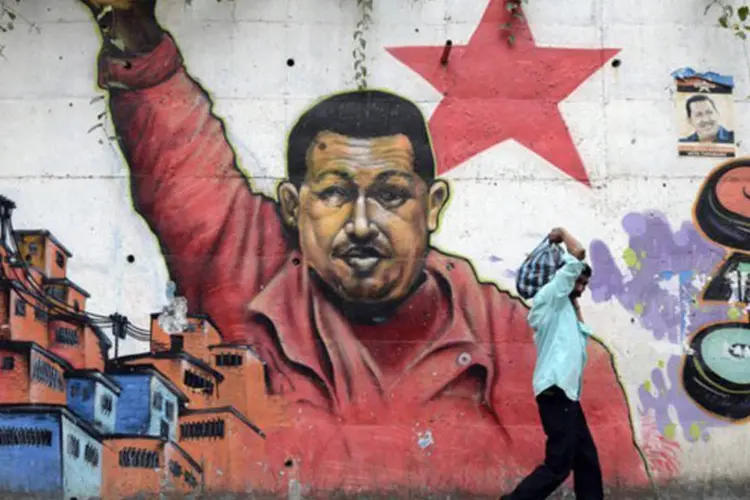 
	Mural com a imagem de Hugo Ch&aacute;vez: al&eacute;m disso, a coaliz&atilde;o opositora rejeita que o governo permane&ccedil;a em fun&ccedil;&atilde;o depois do dia 10.
 (Leo Ramírez/AFP)