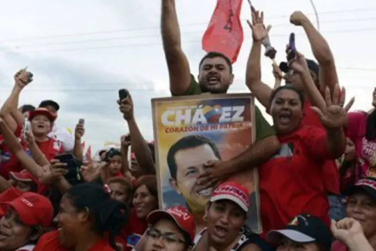 
	Partid&aacute;rios o presidente da Venezuela, Hugo Ch&aacute;vez: os partid&aacute;rios de Capriles se concentravam desde cedo em Barquisimeto, no oeste do pa&iacute;s
 (Juan Barreto/AFP)