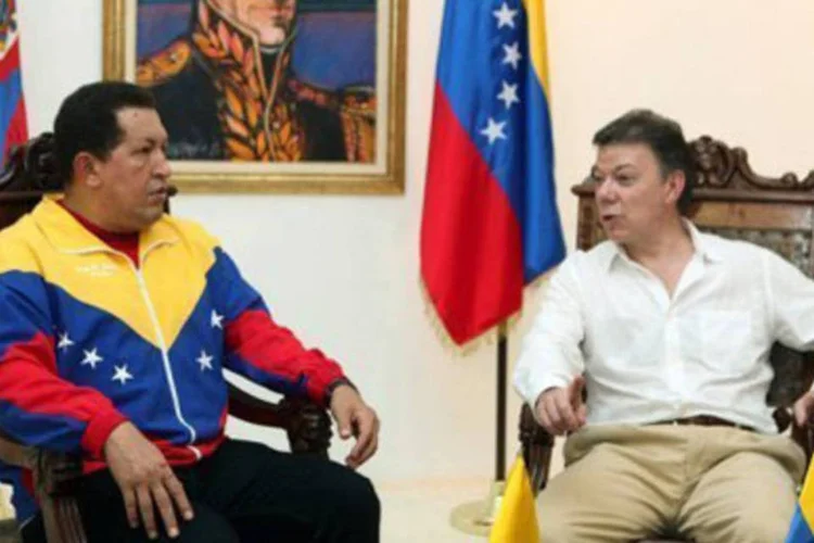 Hugo Chávez, presidente venezuelano, e Juan Manuel Santos, da Colômbia, durante conversa que culminou no acordo entre os dois países (.)