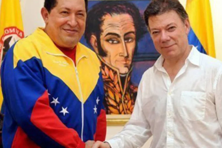 Hugo Chávez, presidente da Venezuela, e Juan Manuel Santos, presidente colombiano, após reunião em Santa Marta, na Colômbia (.)