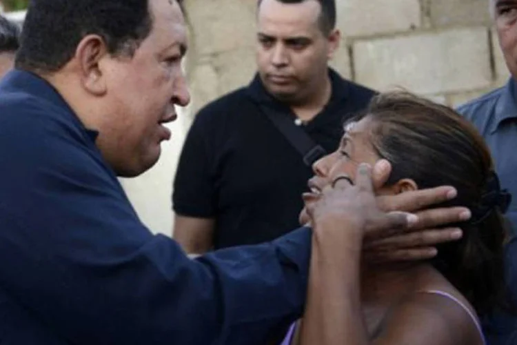 
	Ch&aacute;vez conversa com moradora de bairro afetado por explos&atilde;o de refinaria na Venezuela: governos de diversos pa&iacute;ses j&aacute; enviaram mensagens de solidariedade &agrave; Venezuela
 (Leo Ramirez/AFP)