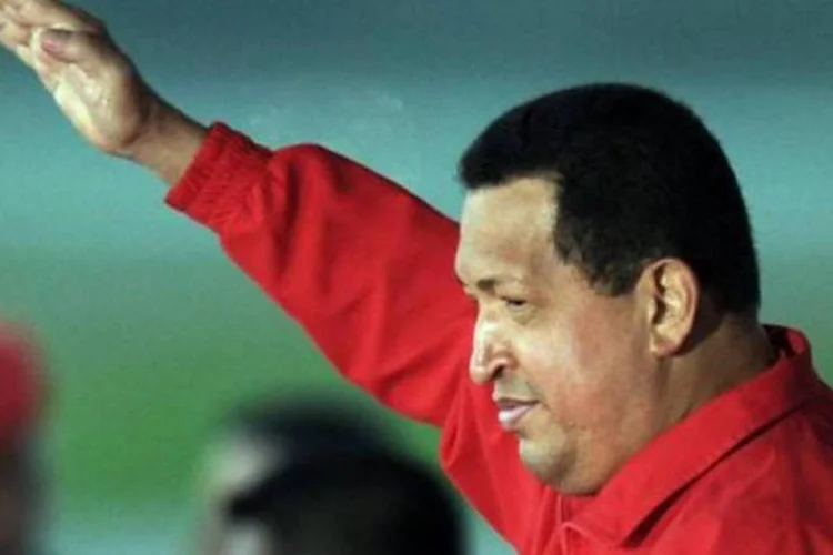 Hugo Chávez já defendeu o governo de Kadafi (AFP)