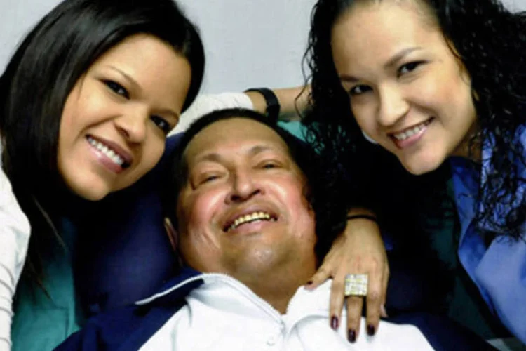 
	Uma das fotos de Ch&aacute;vez com as filhas em Cuba divulgada em 15 de fevereiro pelo governo venezuelano: &nbsp;&quot;at&eacute; a vit&oacute;ria sempre!! Viveremos e venceremos!!&quot;, disse
 (Ministry of Information/Handout/Reuters)